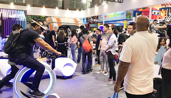 2018年5月上海展会上，时光飞轮vr自行车引起客户围观案例图片