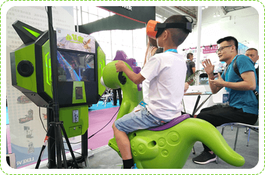 2018年5月上海展会，小孩子体验乐客小飞龙儿童vr设备