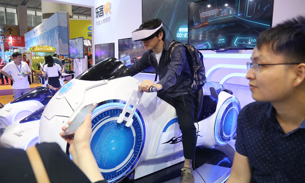 2018年3月北京展会，外国人正在体验极速光轮vr赛车