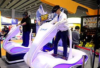 2018年5月上海展会，客户兴奋地体验冠军雪竞vr设备