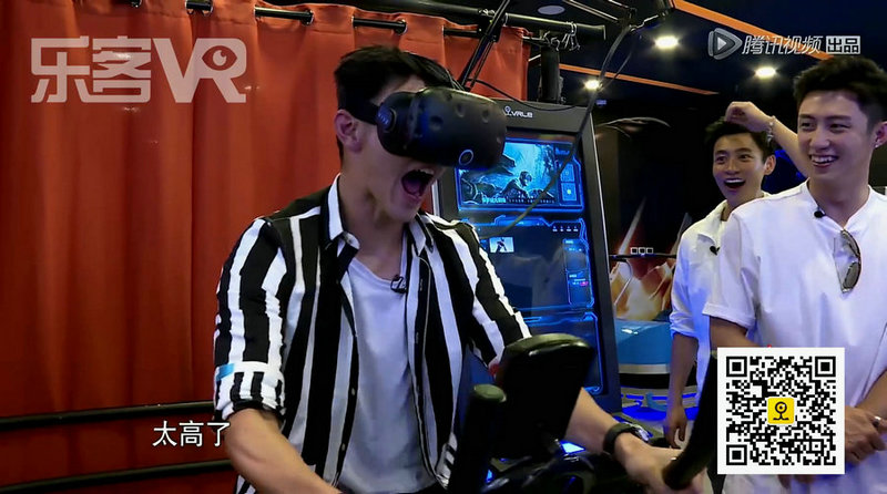 阮经天体验VR设备时光飞轮，太喊脏话