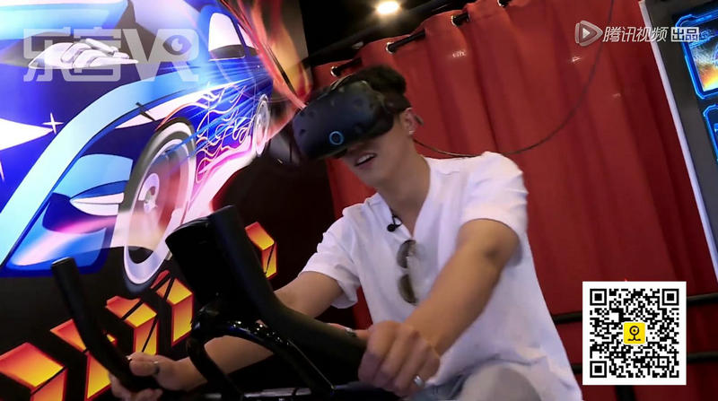 黄景瑜畅玩大摆锤VR游戏