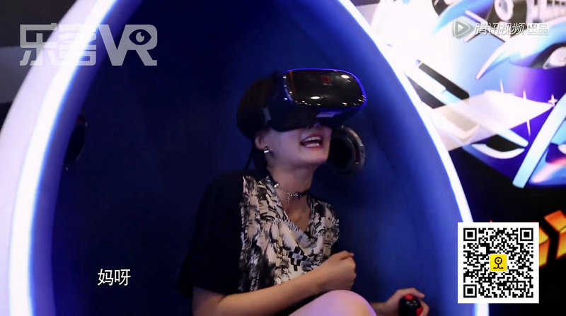 徐璐哭着体验VR游戏设备