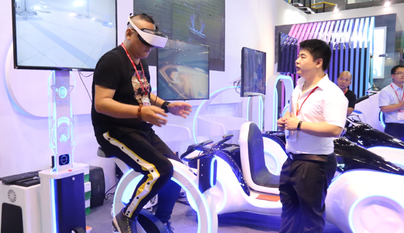2018年3月北京展会上，客户体验时光飞轮vr自行车案例图片