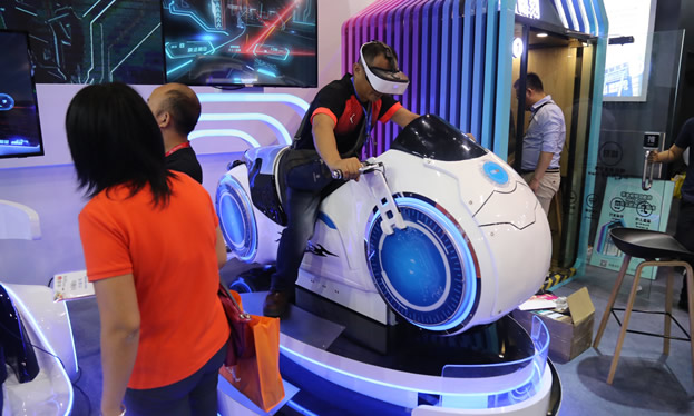 2018年4月广州鸿威展，客户排队体验极速光轮vr设备