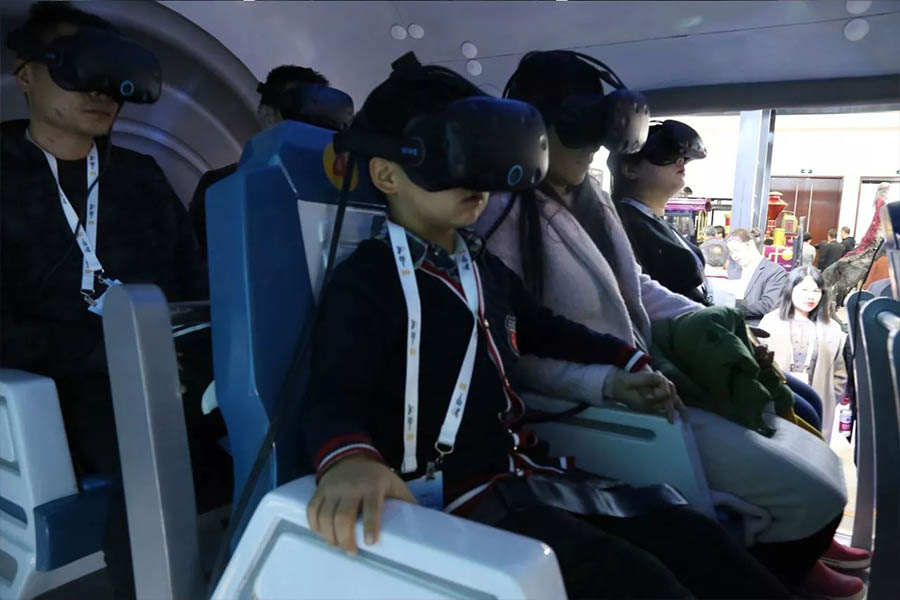 小孩子开心的体验深海探险VR设备