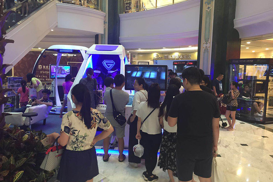 上海VR体验店人们体验虚拟现实