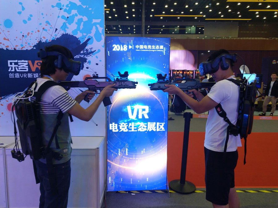 玩家通过VR设备进行PVP对战射击