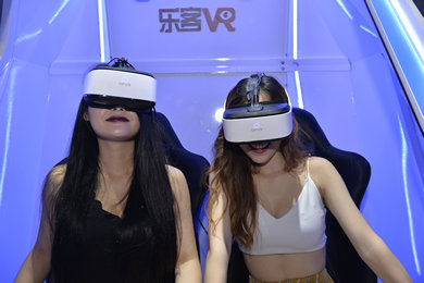美女体验VR设备
