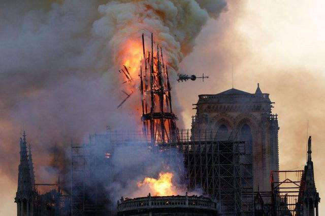 巴黎圣母院高达80米的木制尖塔在大火中崩塌