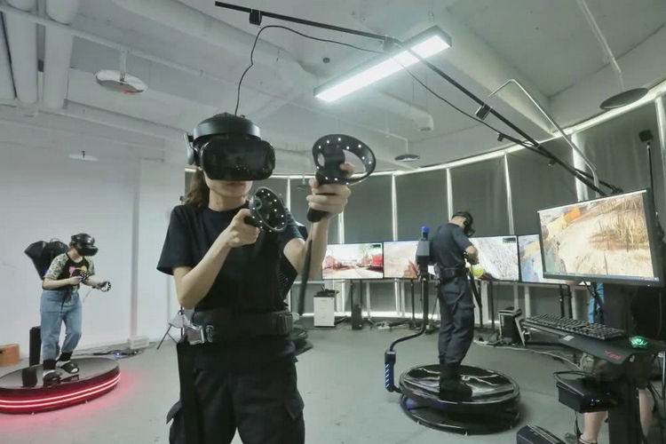 特警队员们和市民代表利用VR设备进行虚拟战斗