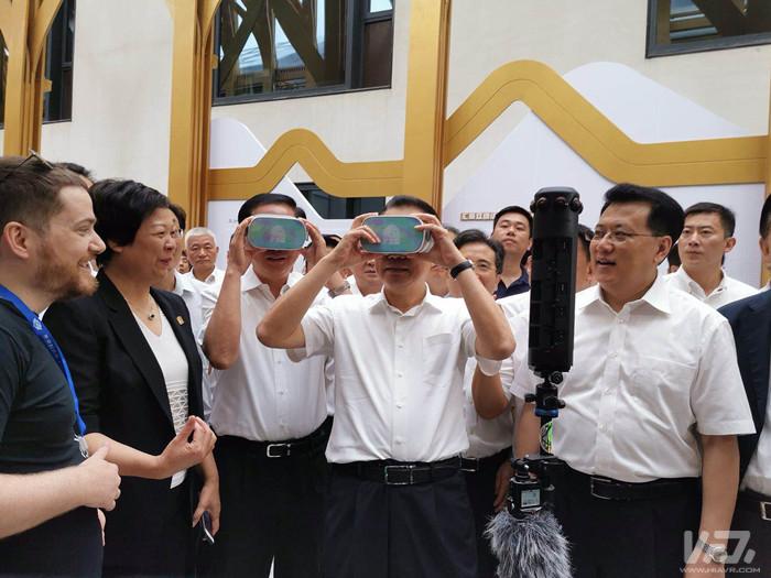 李克强总理佩戴VR设备进行VR体验