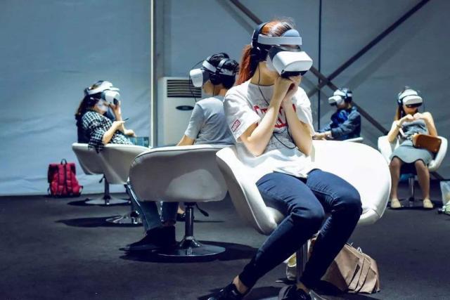 VR影院的科技感更强