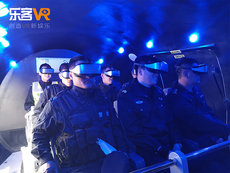 游客体验vr蛟龙号